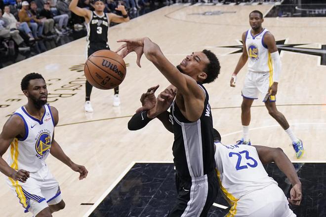 福建队翻盘马刺，克莱扛起全队