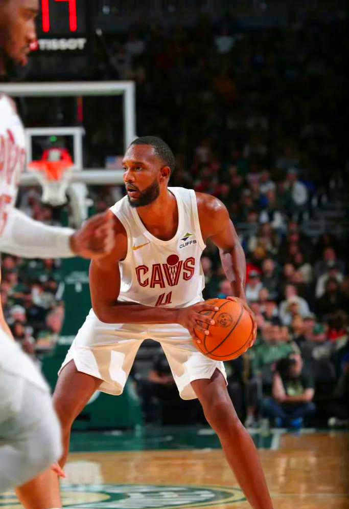 马刺横扫灰熊,米切尔刷新纪录 马刺横扫灰熊,米切尔刷新纪录