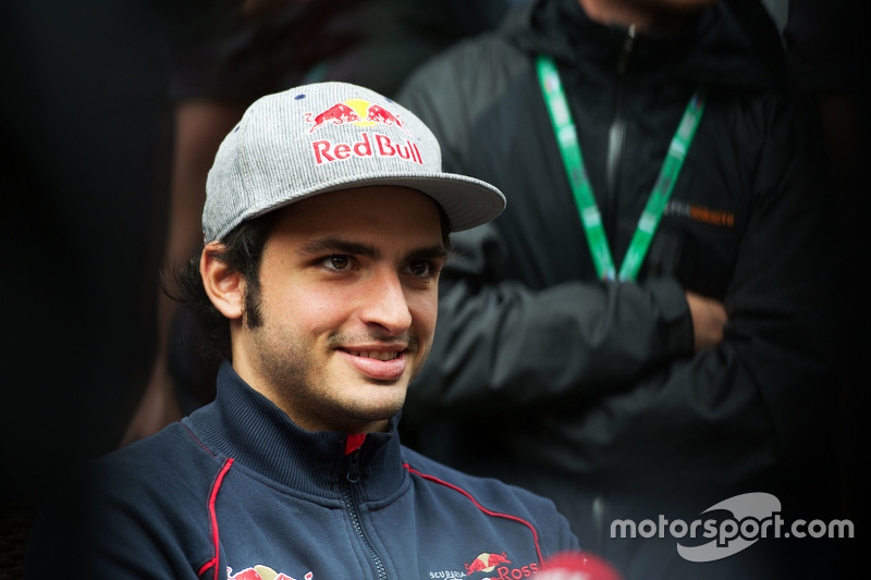 红牛二队碾压阿斯顿马丁，塞恩斯点燃赛场的简单介绍