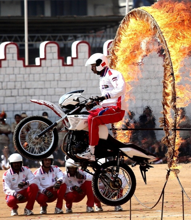 威廉姆斯碾压阿斯顿马丁，佩雷兹点燃赛场