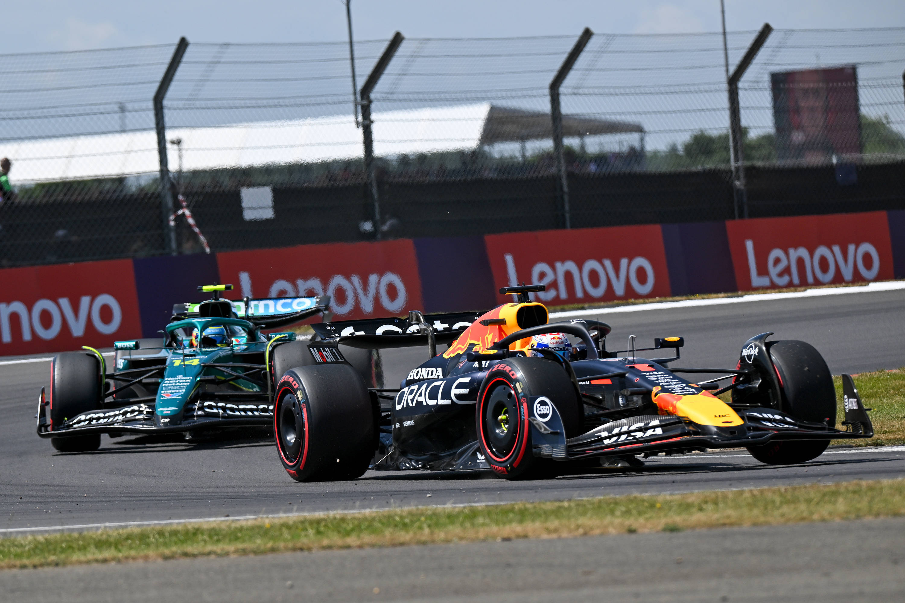 迈凯伦鏖战红牛车队,阿隆索关键制胜 迈凯伦鏖战红牛车队,阿隆索关键制胜